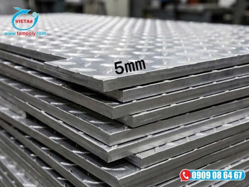 Sử dụng vít tự khoan hoặc bu lông để cố định tấm nhôm vào hệ thống khung đỡ