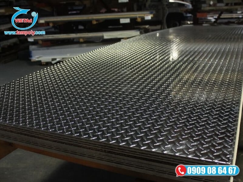 Vật Liệu Tấm QCV cung cấp nhôm tấm chống trượt chính hãng, giao nahnh tận nơi