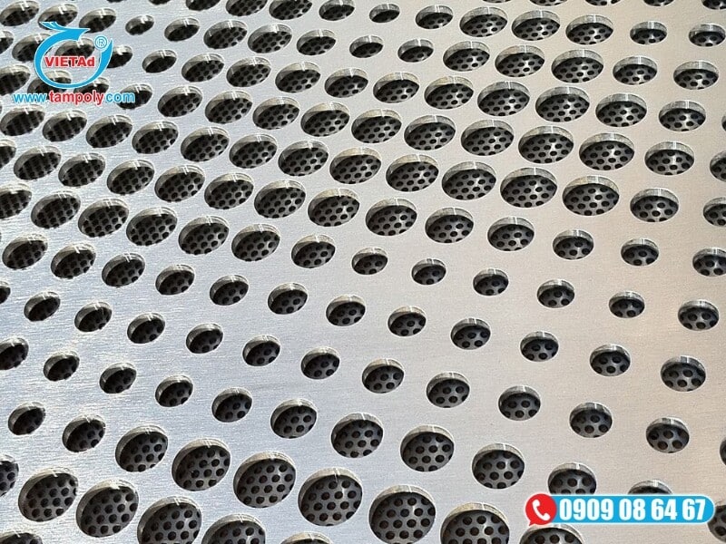 Với đặc tính không rỉ sét, nhôm tấm đục lỗ là vật liệu được ưa chuộng cho các hạng mục ngoài trời 