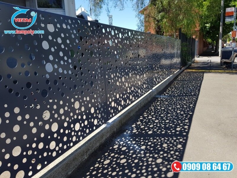 Tấm nhôm đục lỗ làm hàng rào ngăn cách