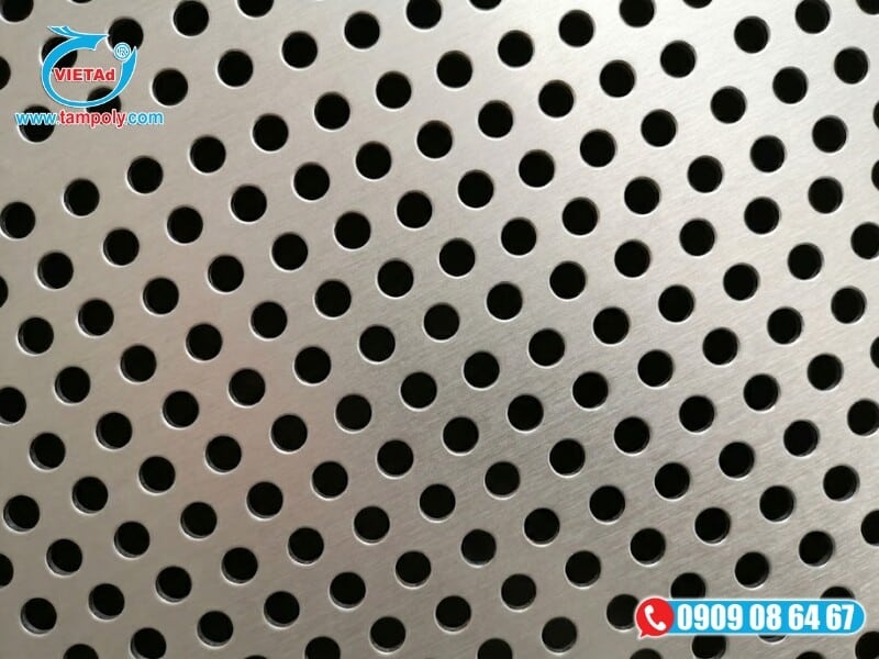 Tấm nhôm Pegboard sở hữu bước lỗ tiêu chuẩn giúp tương thích hoàn toàn với các hệ móc treo thông dụng