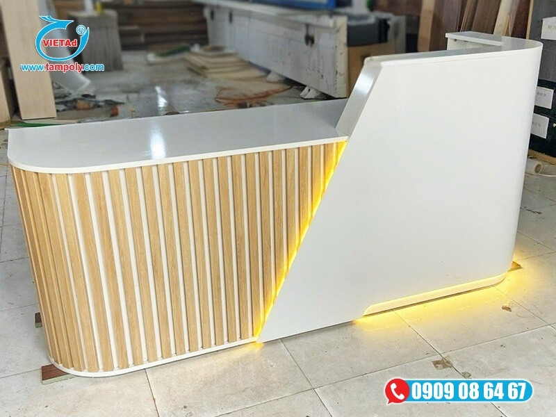 Quầy lễ tân từ tấm pima bề mặt trắng bóng dễ in UV logo thương hiệu, tạo ấn tượng chuyên nghiệp ngay từ cửa vào
