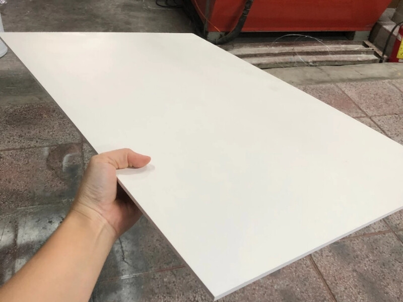 Vách ngăn từ tấm formex trắng đơn giản, dễ dàng di chuyển và lắp đặt, chịu lực tốt