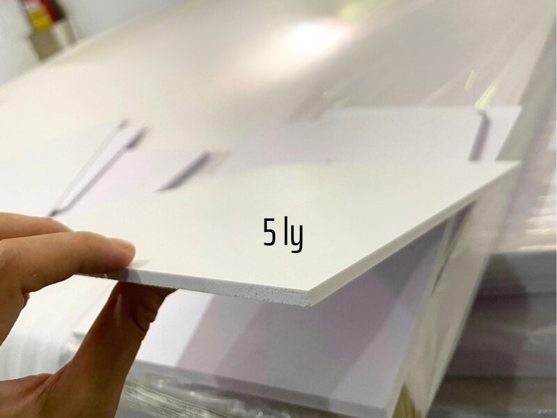 Vách ngăn formex 5 ly là độ dày lý tưởng cho backdrop, dán decal