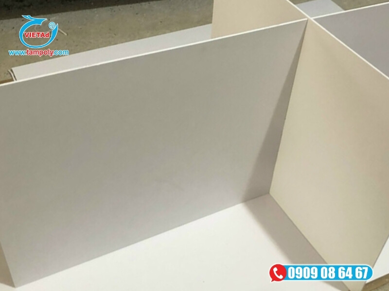 Mẫu vách ngăn Formex trắng trơn cho văn phòng đơn giản, tinh tế, tăng độ sáng tự nhiên