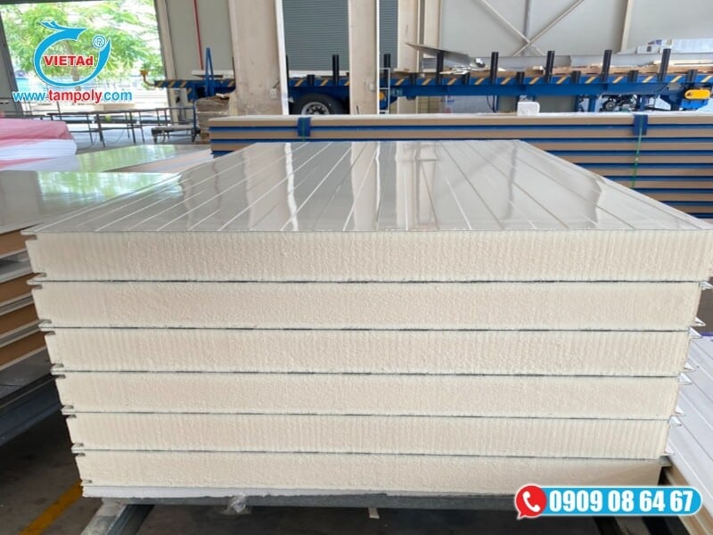 Ưu điểm nổi bật nhất của tấm panel PU chống cháy là hiệu suất cách nhiệt tốt và độ bền cao