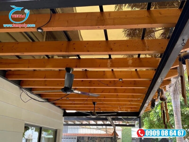 Tấm Poly Smart đặc ruột sở hữu khả năng chịu lực gấp 200 lần kính thông thường, chuyên dùng làm mái sảnh, mái vòm