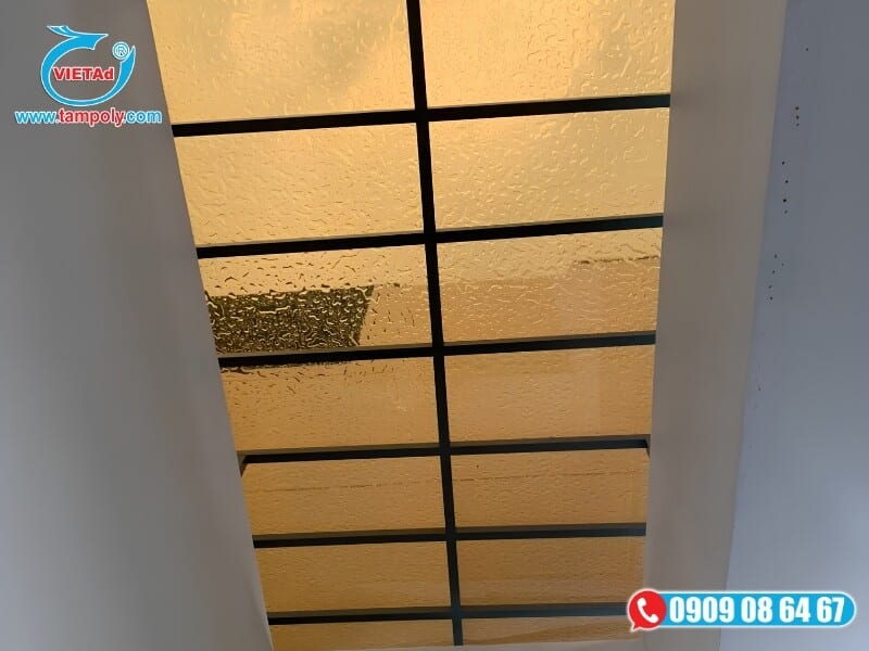 Tấm lợp lấy sáng Poly Smart chịu lực tốt kể cả thời tiết mưa đá, lốc xoáy, sở hữu trọng lượng nhẹ và chống cháy 