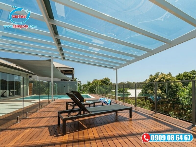 Tấm Poly được sử dụng phổ biến làm mái che, vách ngăn