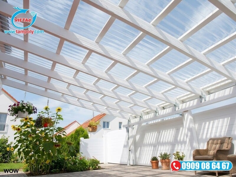 Nhờ khả năng xuyên sáng và độ bền tới 10 năm, tấm lấy sáng poly được dùng phổ biến làm mái che sân, hiên nhà