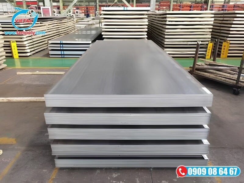 Tấm Inox 316 sở hữu độ bền vượt trộn hơn inox 304, trong khi inox 304 có ưu điểm về độ thẩm mỹ và màu sắc đa dạng hơn