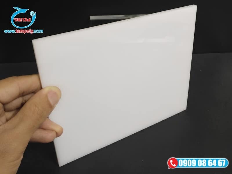 Tấm mica trắng sữa bề mặt phẳng mịn, sáng bóng và khả năng xuyên sáng khuếch tán đồng đều