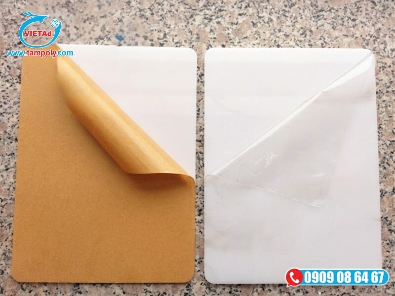 Tấm Mica trắng sữa sở hữu tuổi thọ sử dụng bền lâu và được ứng dụng nhiều trong trang trí và quảng cáo