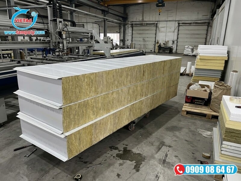 Các dòng tấm panel cách nhiệt tiêu chuẩn được phân loại theo cấu trúc phôi lõi và công năng lắp đặt ngoại thất hoặc nội thất