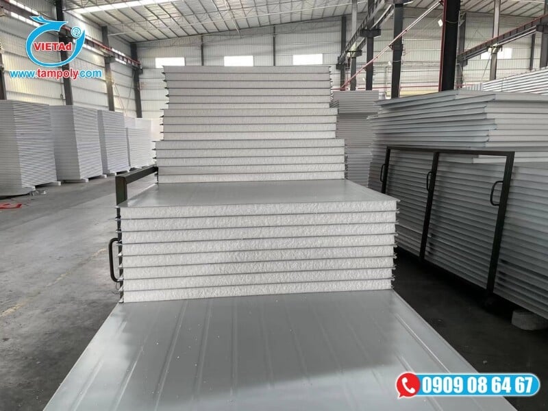 Quá trình thi công vách bao che bằng tấm panel Đồng Nai giúp tiết kiệm thời gian lắp đặt và giảm tải trọng móng công trình