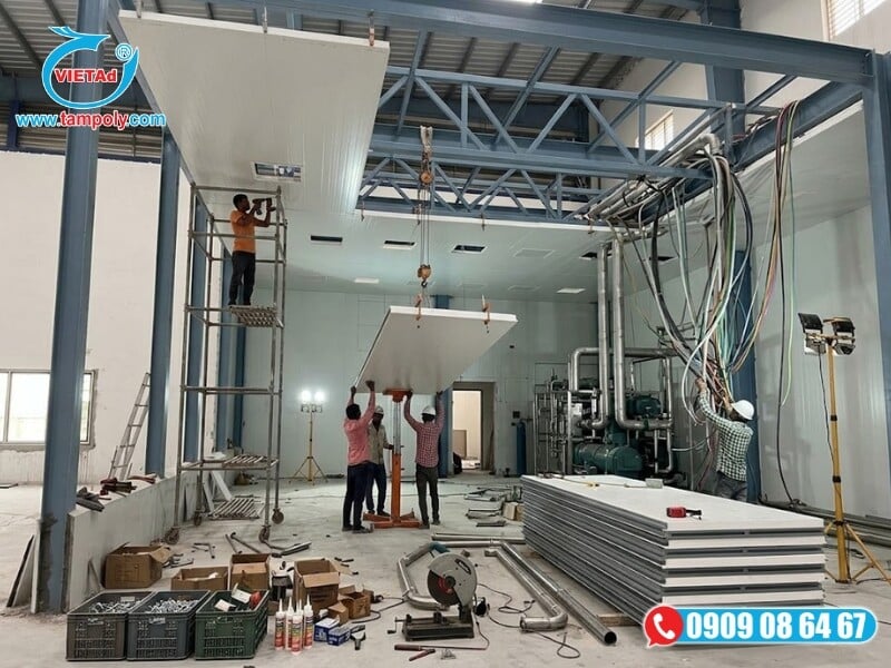 Đội ngũ thợ chuyên nghiệp Vật Liệu Tấm QCV đang tiến hành lắp ghép các tấm trần vách panel Hàn Quốc