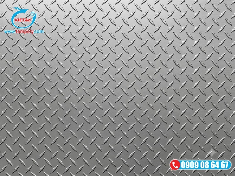 Cận cảnh bề mặt tấm inox được dập các đường gân nổi đồng đều nhằm tăng ma sát
