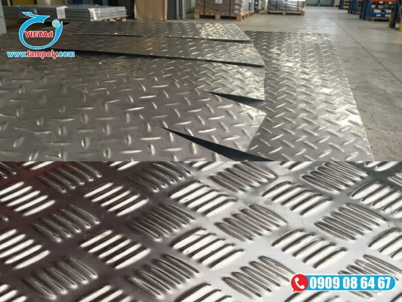 Cấu trúc phôi thép dày dặn giúp tấm inox gân chống trượt chịu được tải trọng lớn và va đập mạnh