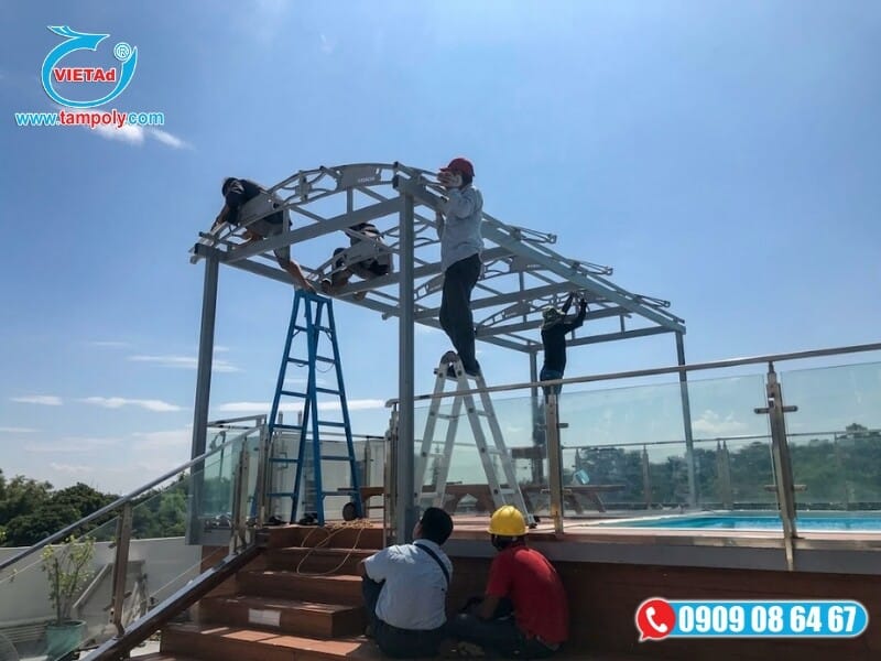 Thao tác lắp đặt thanh nhôm định vị phía sau vào đúng rãnh kỹ thuật cho mái che Canofix ngoài trời