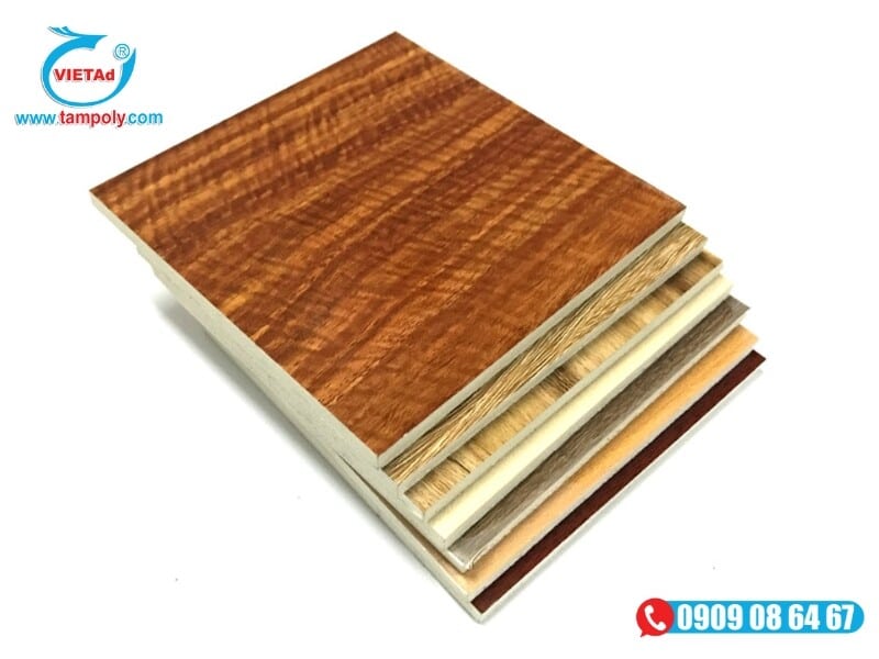 Tấm Mica vân gỗ Malaysia với các đường nét mô phỏng bề mặt gỗ tự nhiên