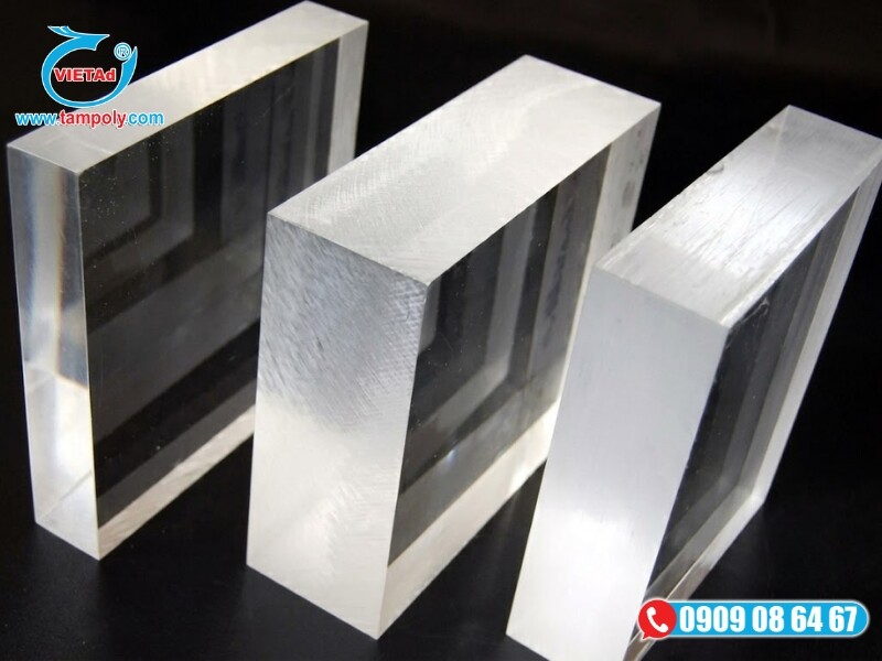 Vật liệu PMMA có trọng lượng nhẹ và cấu trúc an toàn chống vỡ vụn giúp tấm nhựa được ưu tiên lựa chọn thay cho kính