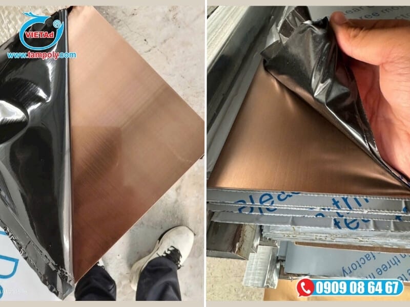 Cận cảnh bề mặt tấm inox với các đường vân xước đánh sọc đồng đều