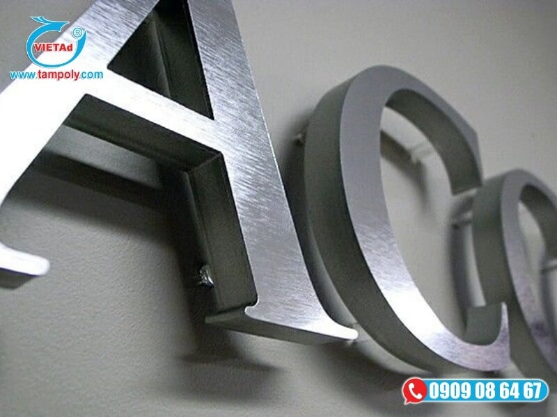 Đặc tính chống bám dấu vân tay và tán xạ ánh sáng trên bề mặt inox xước