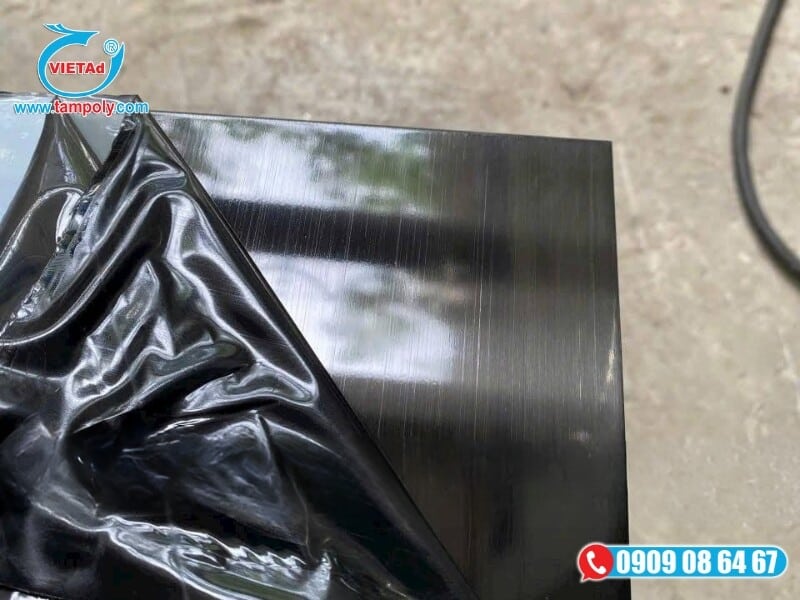 Inox đen xước đường vân sọc mảnh, thẳng tắp và đồng đều, chống chói lóa mắt
