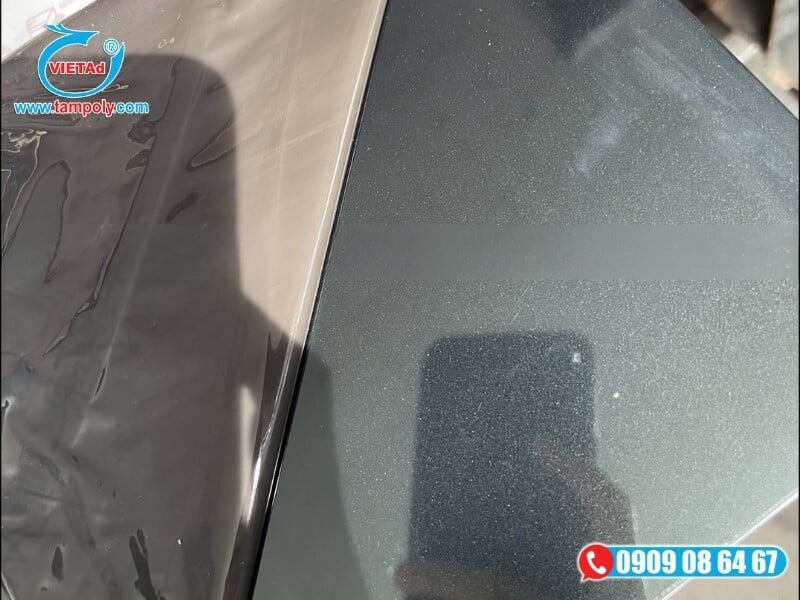 Inox đen cát kết cấu hạt nhám mịn, có độ mờ lì