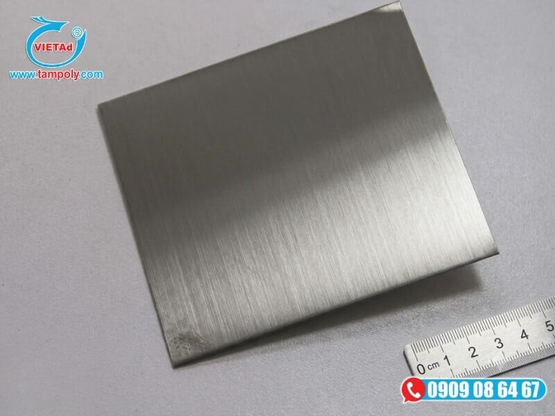 Bề mặt tấm inox trắng xước nguyên bản với tông màu bạc sáng và lớp mài cơ học tinh tế