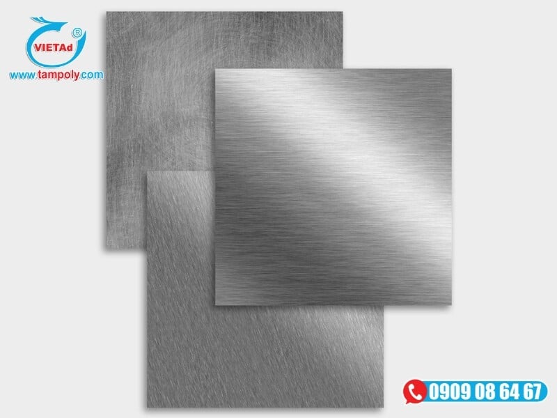 Cận cảnh các đường vân sọc dài song song đồng đều trên bề mặt inox