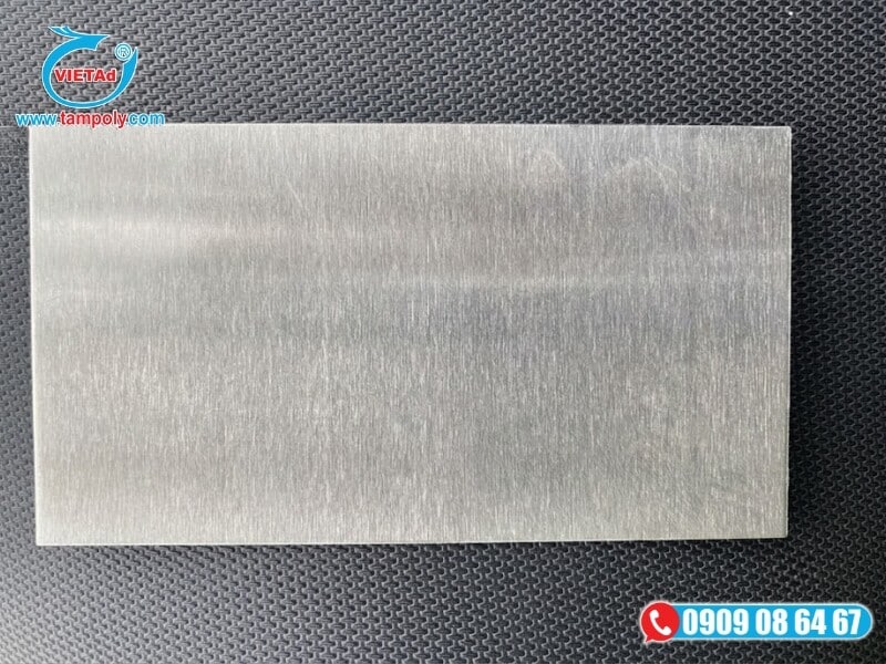 Khả năng chống bám vân tay và tán xạ ánh sáng thực tế trên bề mặt inox xước trắng