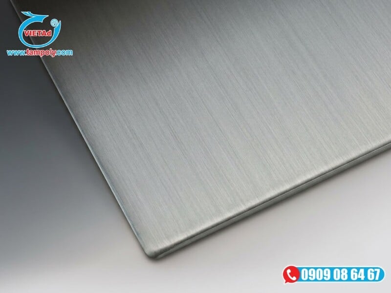 Bề mặt tấm inox xước Hairline với hệ thống các đường vân sọc dài song song theo chiều tấm