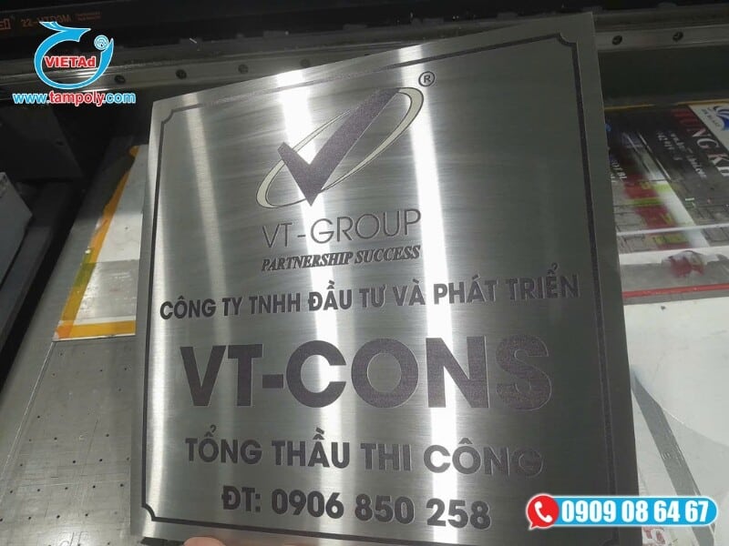 Tấm inox xước hairline ứng dụng phổ biến làm bảng tên công ty