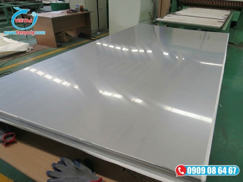 Cận cảnh bề mặt tấm inox xước mờ với các đường sọc mài cơ học chống lóa