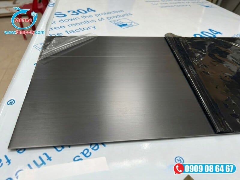 Bề mặt tấm inox xước mờ màu đen chuyên dùng làm vách ngăn và khung trang trí