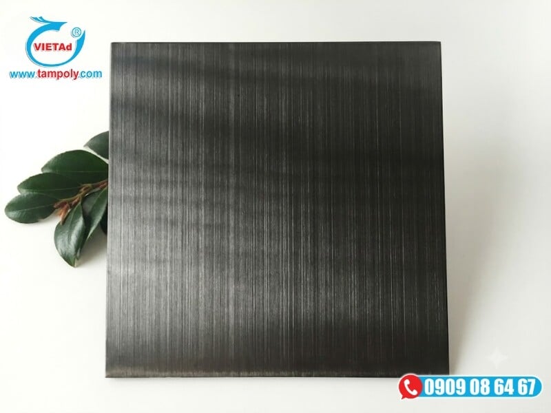 Cận cảnh bề mặt tấm inox đen xước mạ PVD với các đường vân xước sợi tóc mịn