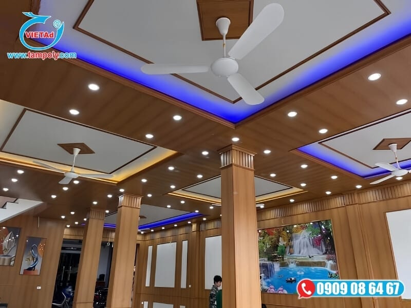 Ốp phòng khách bằng tấm PVC vân gỗ đẹp mắt.