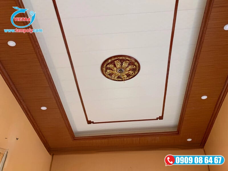 Tấm nhựa PVC trắng và bề mặt giả gỗ nâu được sử dụng ốp trần